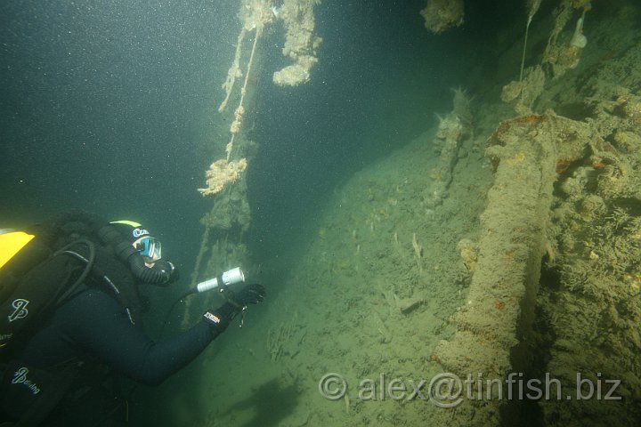 Nankai-022.JPG - Exploring the holds