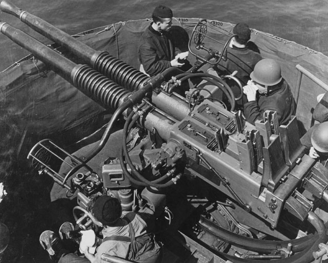 BoforsCVLpiping.jpg - Bofors twin 40mm anti-aircraft guns