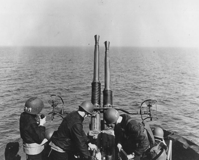 BoforsCVLrecoil.jpg - Bofors twin 40mm anti-aircraft guns